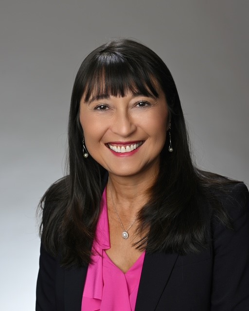 Julie Thuy Underwood Headshot