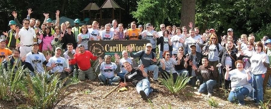 A large group of volunteers at Carillon Woods