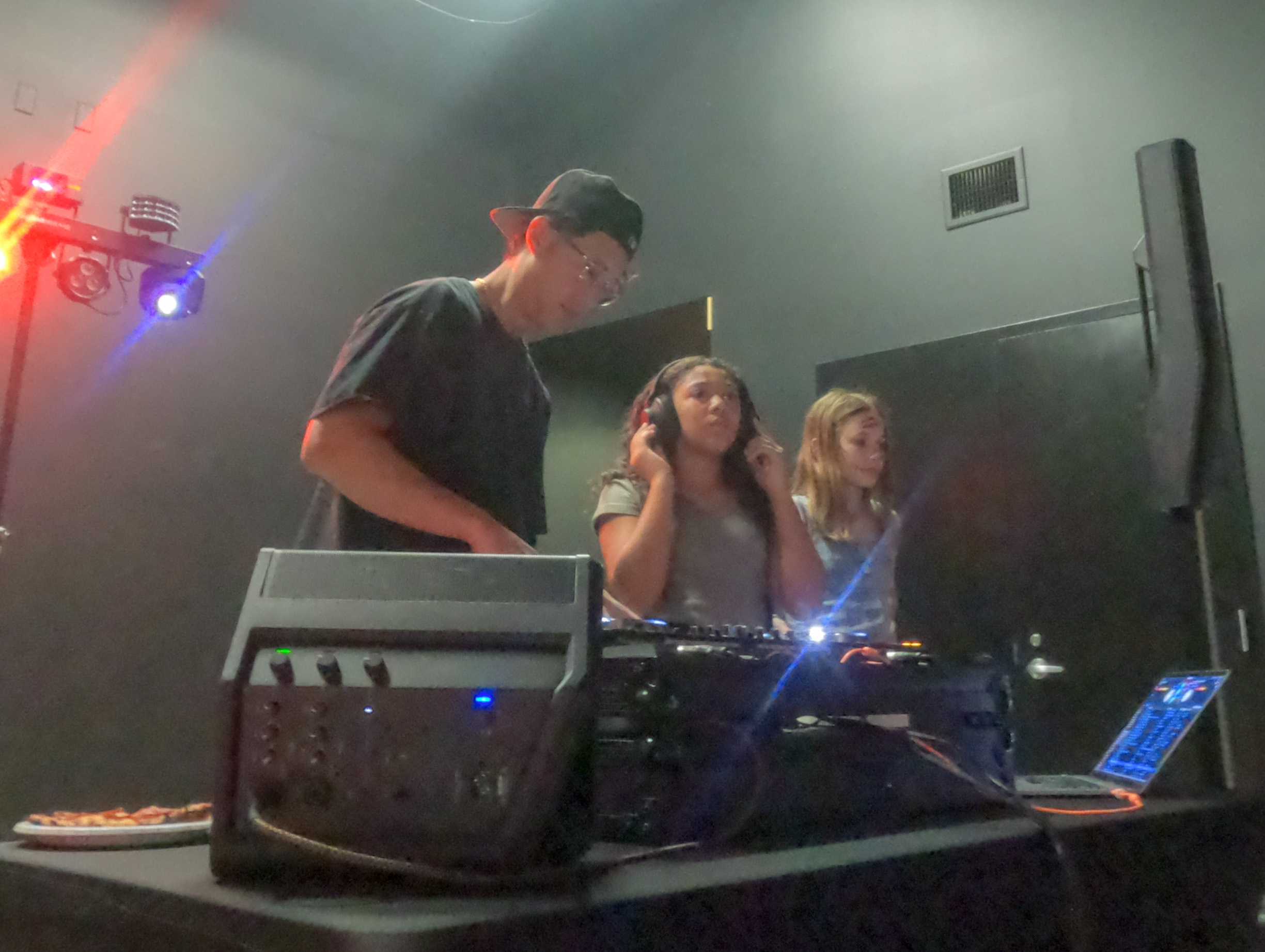 Teen djs at a KTUB event