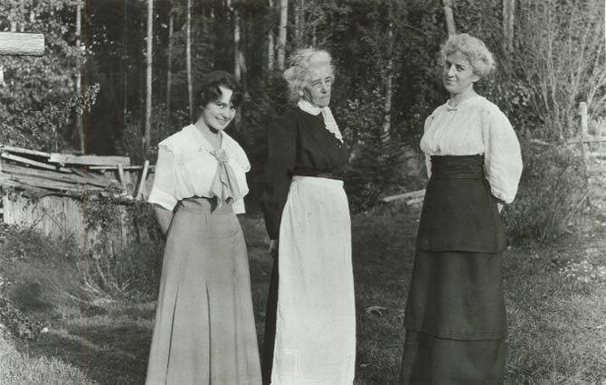 Undated photo of Edith Moulton, Jennie Moulton, and Jeanie Moulton. Photo courtesy of Kristi Tvrdy.