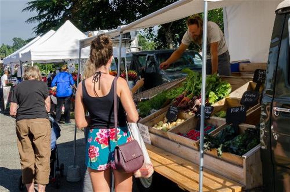 Friday Night Market at Juanita Beach in Kirkland, WA